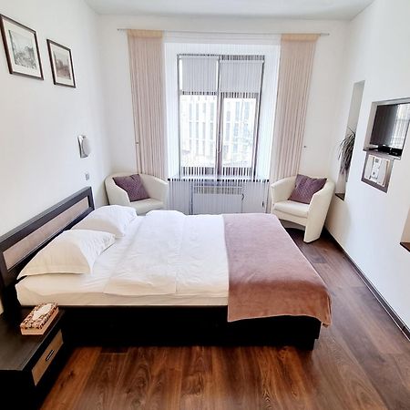 Apartment Mitskevycha Square 5 Lviv Exterior photo